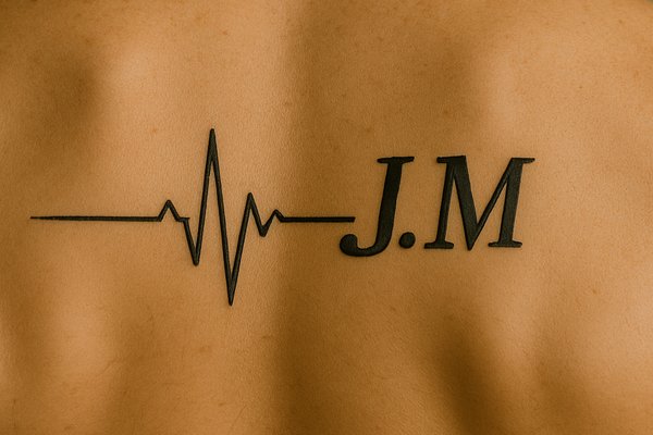 Linia życia z inicjałami na plecach
