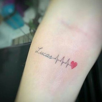 Tatuaż EKG z imieniem i sercem