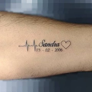 Linia życia z imieniem dziecka jako tatuaż