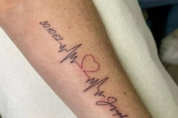 tatuaż EKG z imieniem i datą urodzenia