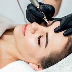 Dlaczego makijaż permanentny musi być wykonywany w studio