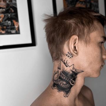 Tatuaż na szyi — miejsce szybciej tracące ostrość