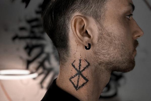 Tatuaż na szyi — strefa szybciej traci ostrość