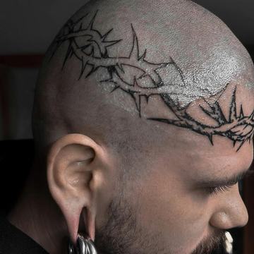 Tatuaż na skórze głowy — świeży, w trakcie gojenia