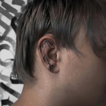 Cienki tatuaż na uchu — miejsce szybciej się starzeje