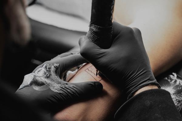 Sesja tatuażu — unikaj błędów w gojeniu