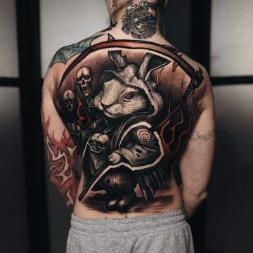 Zwierzęcy tatuaż na plecach