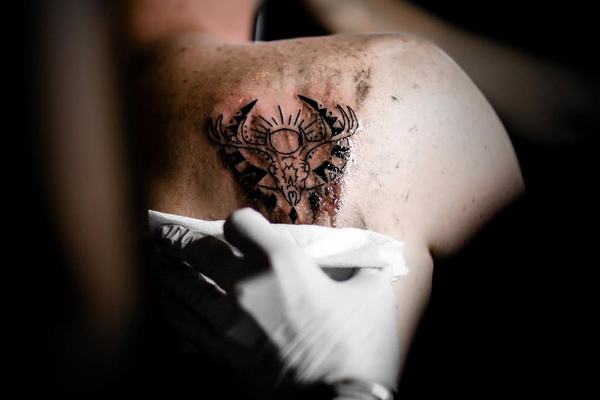 Świeży tatuaż na plecach – początek gojenia