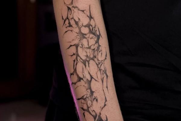 Świeży tatuaż na przedramieniu — unikaj tarcia ubrania