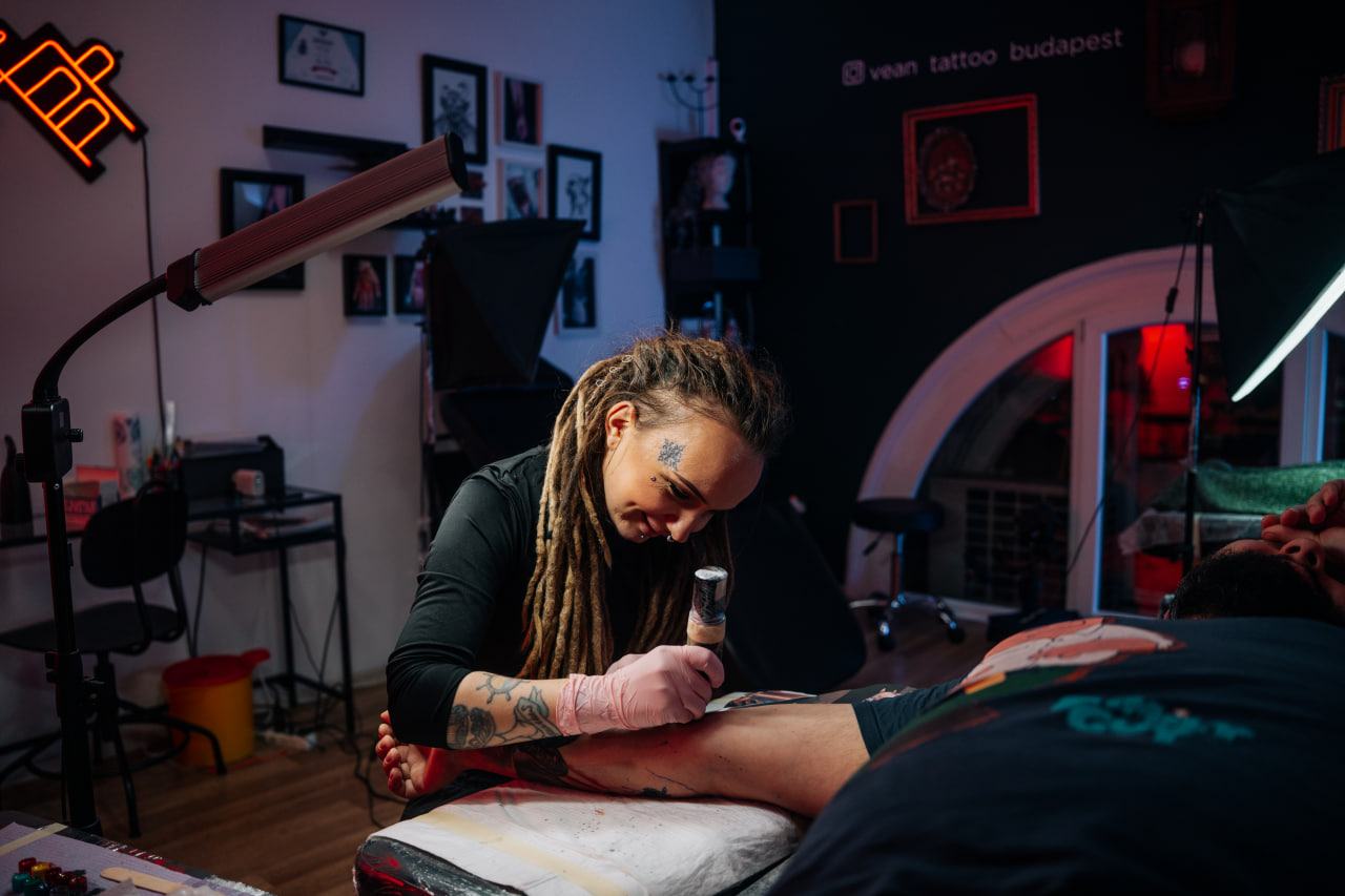 Tatuaż w rękawiczkach — higieniczny, bezpieczny proces