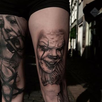 Nowy tatuaż na udzie — unikaj tarcia i złej pielęgnacji