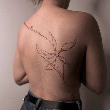 Świeży tatuaż na plecach — unikaj tarcia i gorąca