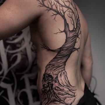 Tatuaż drzewa na boku — unikaj tarcia przy gojeniu