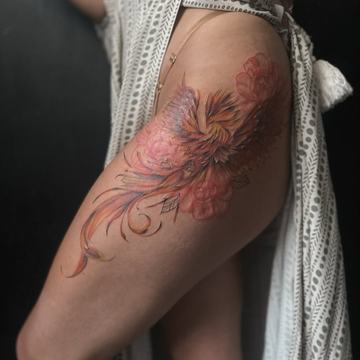 Duży tatuaż na udzie: kwiaty i ptak, płynna linia
