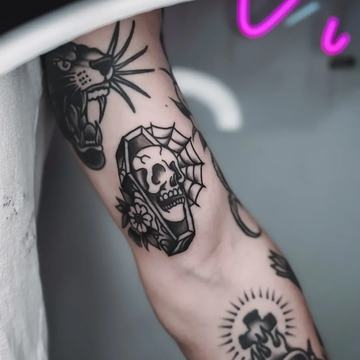 Kompozycja tatuaży: czarny i czerwony smok, różne style