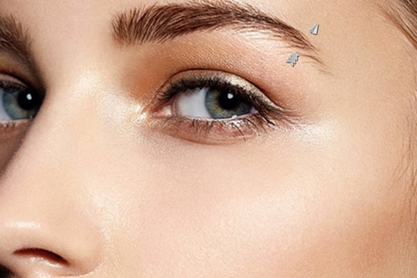 Piercing brwi