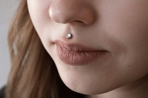 Piercing Meduza z labretem tytanowym