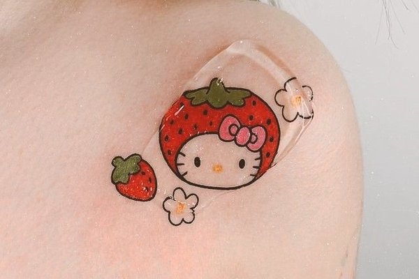 tatuaż Hello Kitty i truskawki