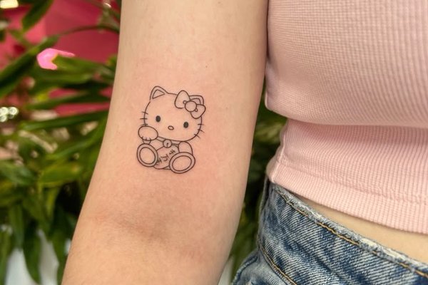 Klasyczna Hello Kitty jako tatuaż