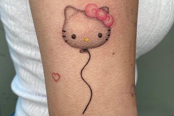 Tatuaż Hello Kitty z balonikiem