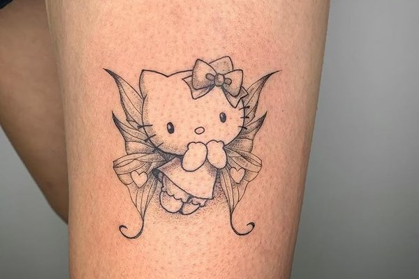 Mały tatuaż Hello Kitty na udzie