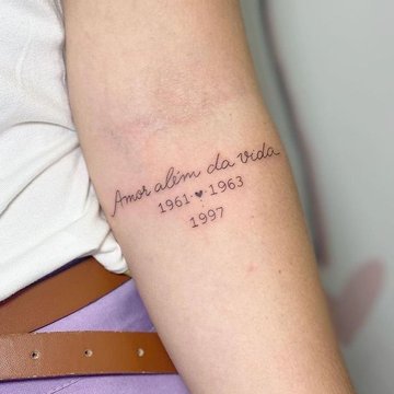 Tatuaż z datami i symbolicznym napisem