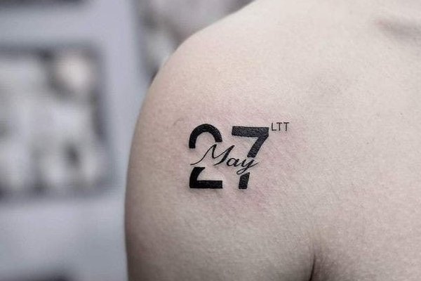Tatuaż z datą na ramieniu