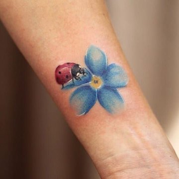 Tatuaż biedronki na nadgarstku