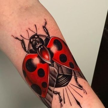 Biedronka w locie jako tatuaż