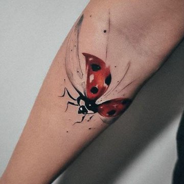 Biedronka w locie jako tatuaż