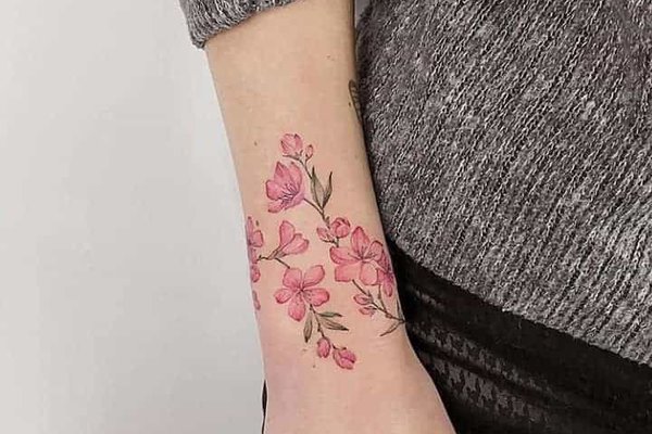Tatuaż kwiat wiśni (sakura)