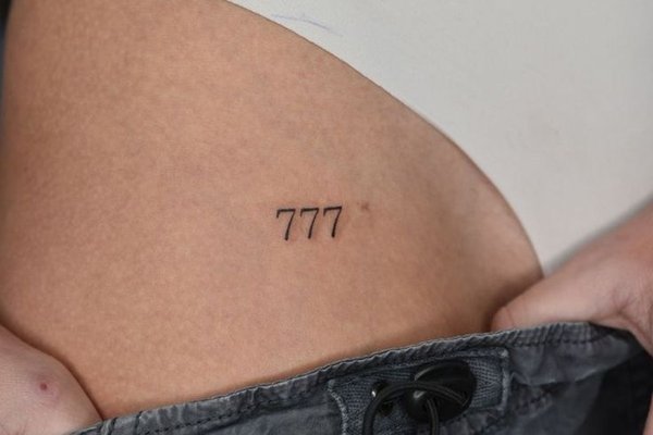 Tatuaż 777 na udzie