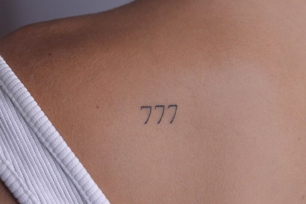 Tatuaż 777 na łopatce