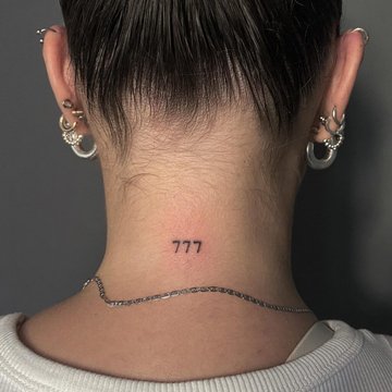 Tatuaż 777 na szyi