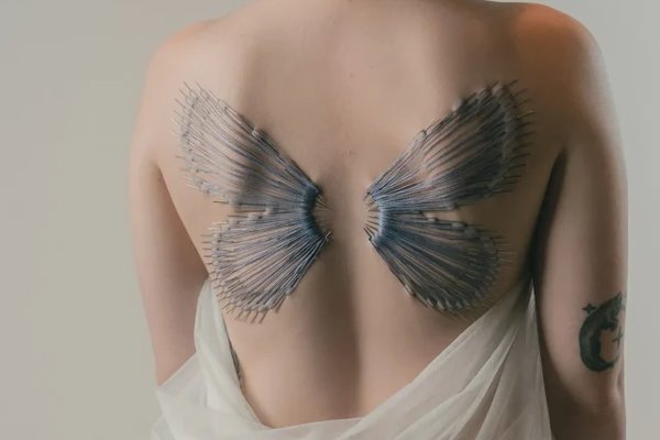 Play piercing: motyle skrzydła z igieł na plecach