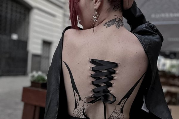 Play piercing – gorset z czarnej wstążki na plecach