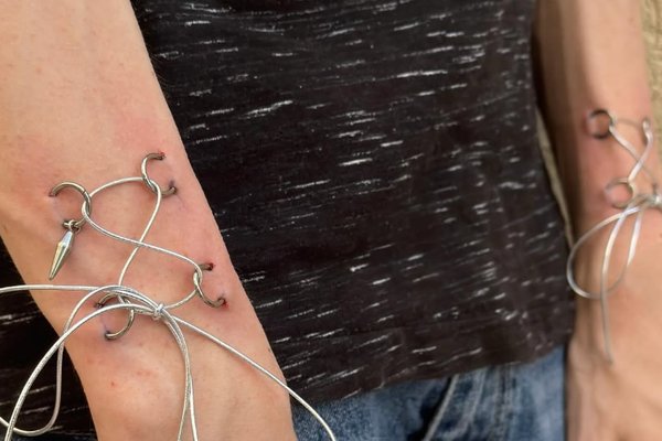 Play piercing: gorsetowe wiązanie na przedramionach