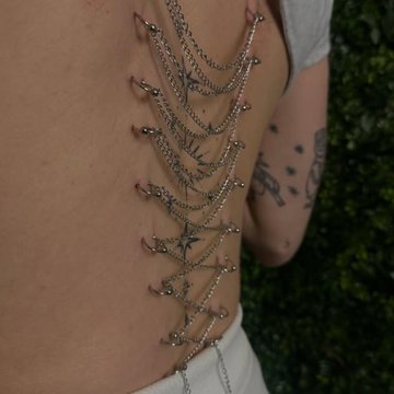 Play piercing: łańcuszkowy gorset na plecach