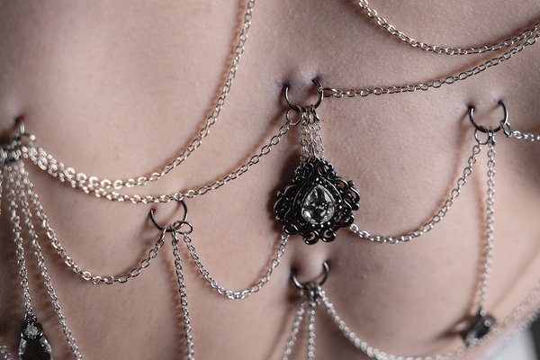 Play piercing: ozdobne łańcuszki na skórze