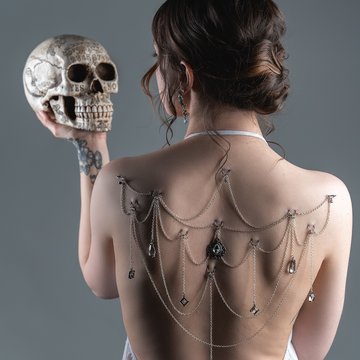 Play piercing: ozdobne łańcuszki na plecach