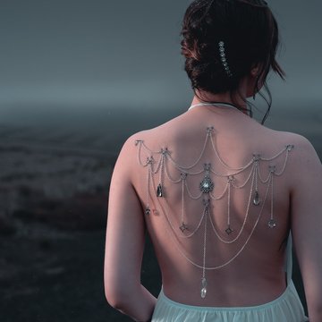 Play piercing – ozdobne łańcuszki na plecach