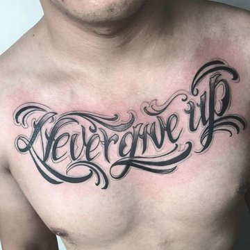 Tatuaż Never Give Up z ozdobnym fontem