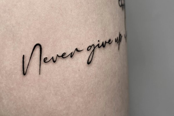 Stylowa czcionka w tatuażu Never Give Up