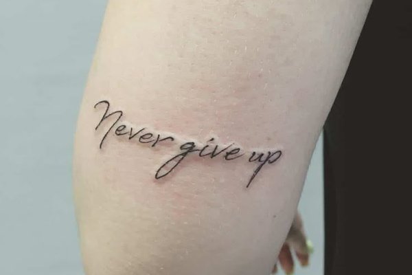 Kaligraficzny styl napisu Never Give Up