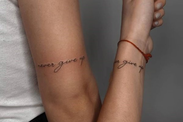 Minimalistyczny tatuaż Never Give Up