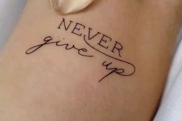 Minimalistyczny tatuaż Never Give Up