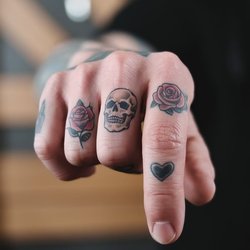 Tatuaże Męskie na Palcach