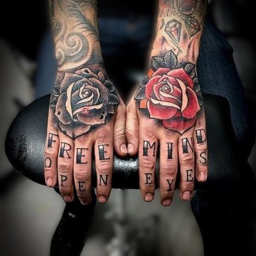 Tatuaż męski na palcach