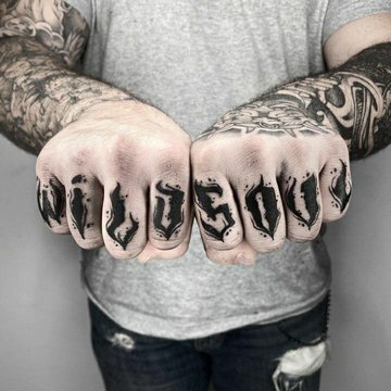 Tatuaż męski na palcach