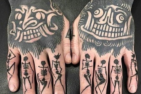 Tatuaż męski na palcach